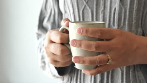 Nahaufnahme-Einer-Frauenhand,-Die-Eine-Kaffeetasse-Hält