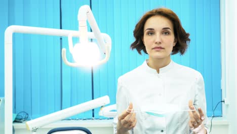 dentista con máscara en la oficina