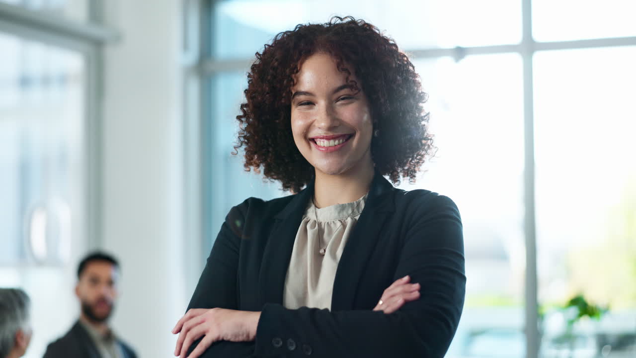 mujer de negocios confiada en la oficina