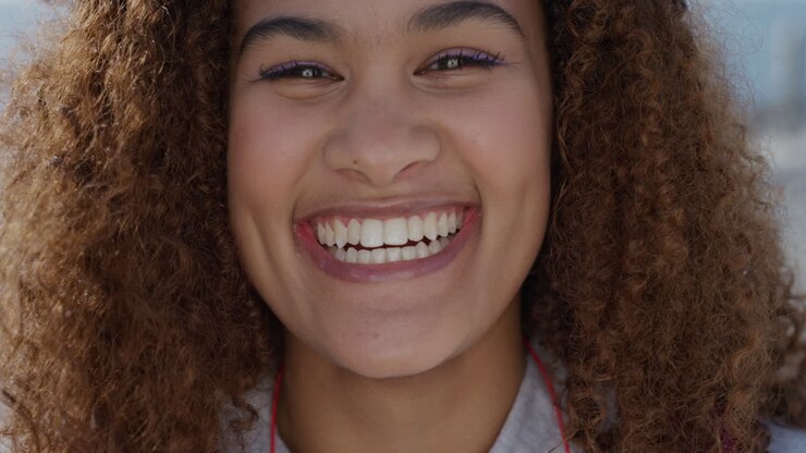 retrato em close-up bela jovem mulher de raça mista rindo alegre com penteado crespo mulher saudável com aparência feliz satisfação desfrutando da beleza feminina