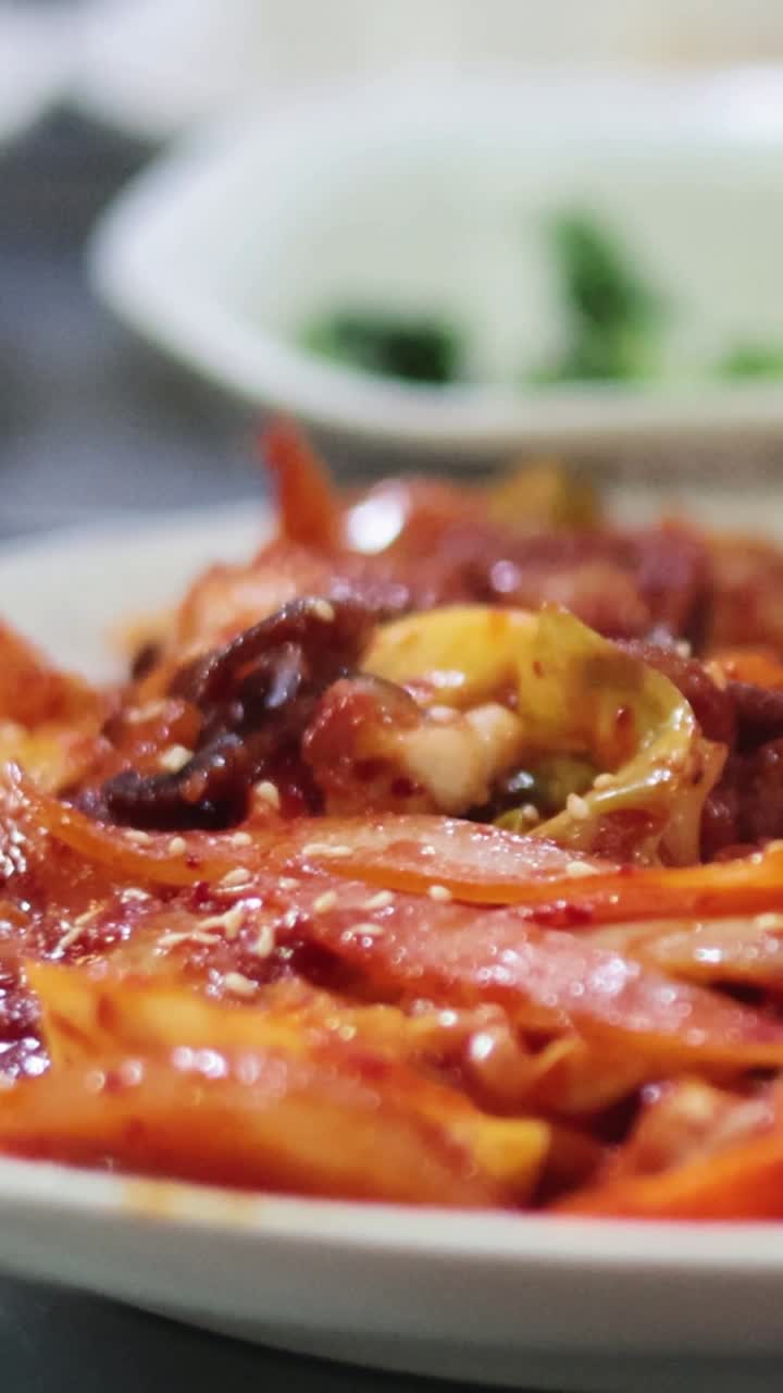 매운 문어 요리를 준비하고 제공하는 순서