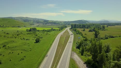 Luftflug-über-Die-Autobahn-Im-Hochland-Mit-Blick-Auf-Die-Touristenstadt