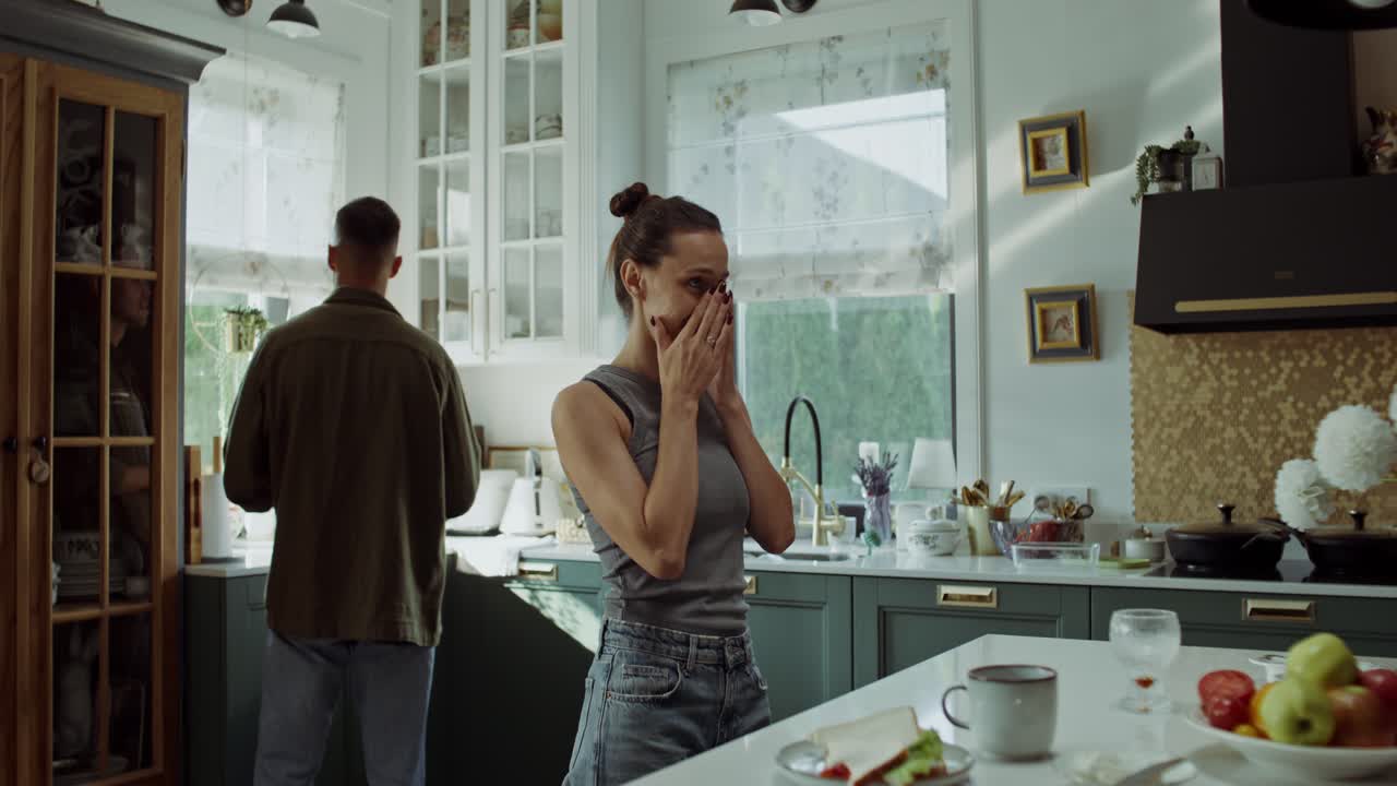 Una coppia che discute in cucina