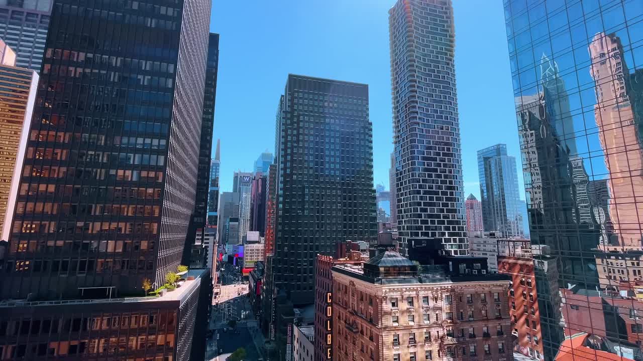 New York, USA, 8 agosto 2025: Vista dal basso di grattacieli in vetro a New York City. Moderni edifici per uffici e torri contro un cielo azzurro limpido.