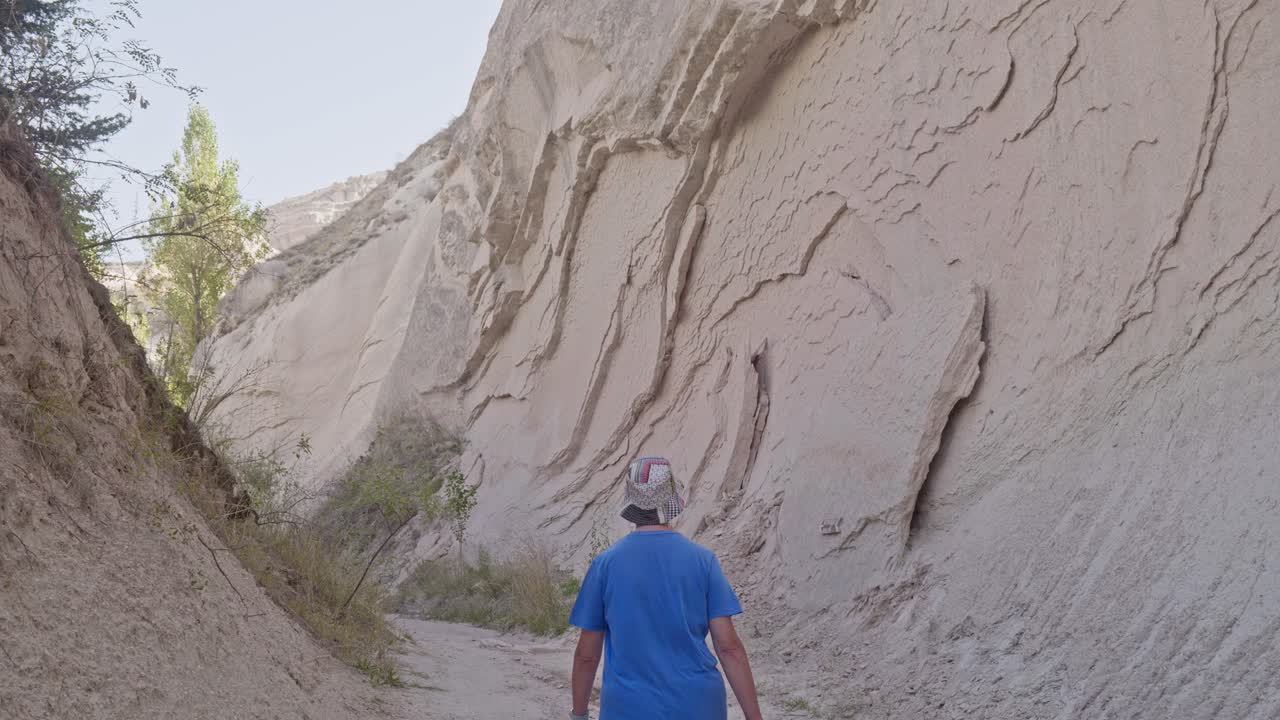 여자 는 바위 가 있는 자연 경로 를 산책 하고 외로움 을 즐기며 명상 치료 를 받는다