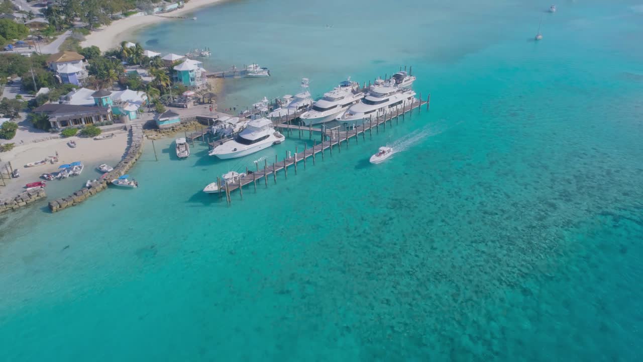 vista aérea de drones de las bahamas compass cay marina con yates