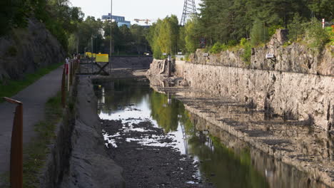 Kippen-Sie-Den-Schuss-Nach-Oben,-Um-Den-Trollhätte-Kanal-Zu-Zeigen.-Niedrige-Wasserstände-Aufgrund-Von-Reparaturarbeiten,-Schweden