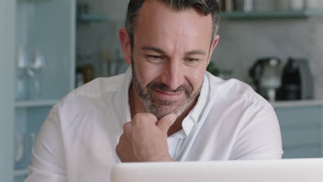 Hombre-Atractivo-Usando-Una-Computadora-Portátil-Trabajando-En-Casa-Navegando-En-Línea-Leyendo-Mensajes-De-Redes-Sociales-En-Una-Computadora-Escribiendo-Correo-Electrónico-Disfrutando-De-La-Comunicación-Digital