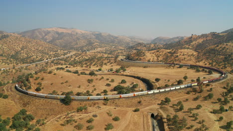 trenes en el bucle tehachapi en el sur de california