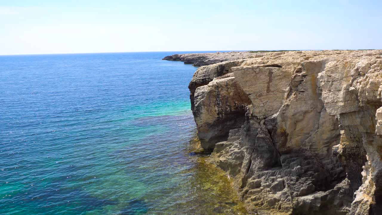 Scogliera costiera e acqua azzurra