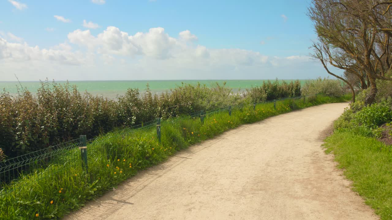 pista de senderismo con vistas al mar en la rochelle, francia