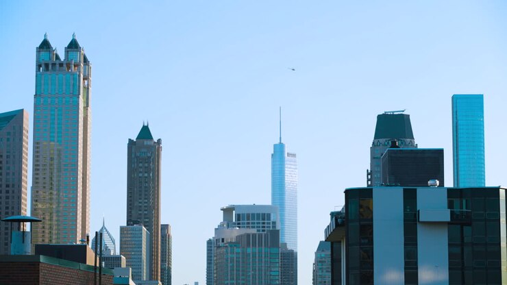 Helicóptero voando sobre o horizonte de Chicago