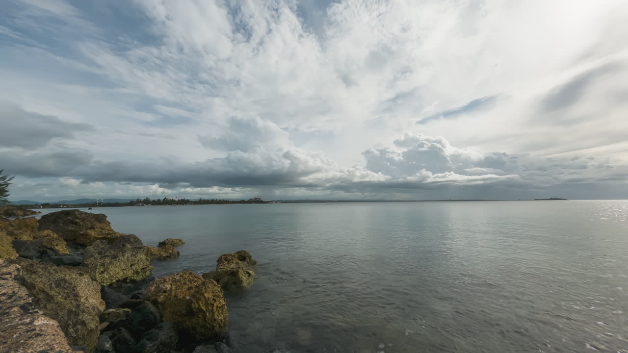 Vasto cielo, mare e paesaggio nuvoloso al largo del sito storico nazionale Isla de Cabras, San Juan, Porto Rico - Timelapse
