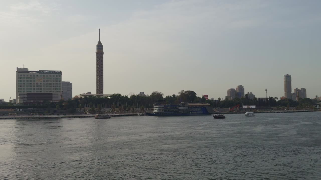 una vista de una torre del cairo con vistas al nilo, toma de cerca, toma amplia