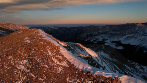 Vista-Aérea-Del-Amanecer-Sobre-La-Cordillera-Frontal-De-Las-Montañas-Rocosas,-Monte-Sniktau,-Colorado,-Ee.uu.