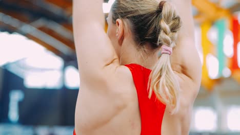 mujer atlética atractiva haciendo ejercicios de limbering hacia atrás