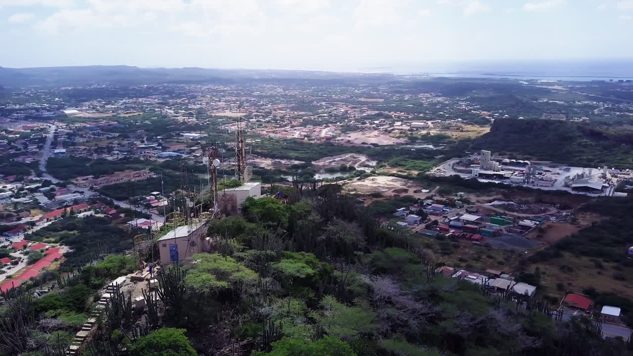 아루바 후이버그 산 꼭대기에 선인장으로 둘러싸인 라디오 타워