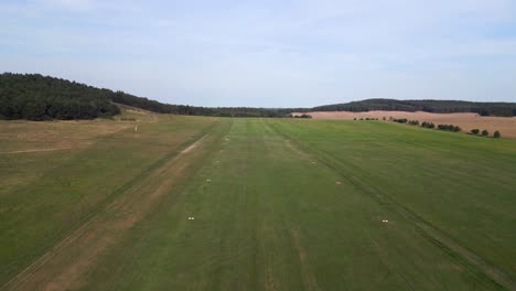 Aterrizaje-De-Helicópteros-En-La-Pista-De-Pradera-Rural-En-El-Despegue-Del-Avión