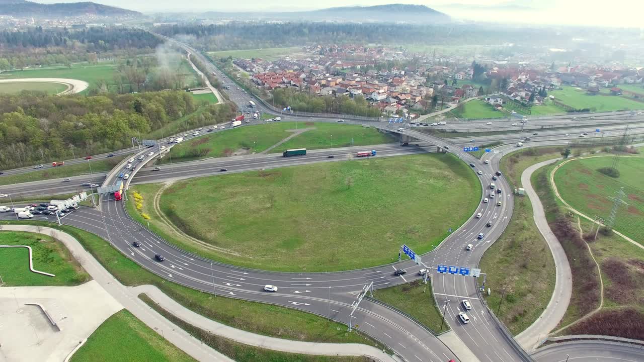 둥근 교차로에서 무거운 교통