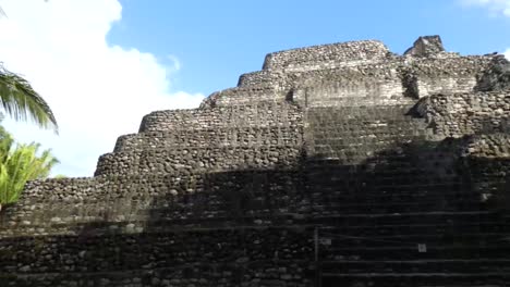 Langsames-Schwenken-Des-Tempels-24-In-Chacchoben,-Maya-Ausgrabungsstätte,-Quintana-Roo,-Mexiko
