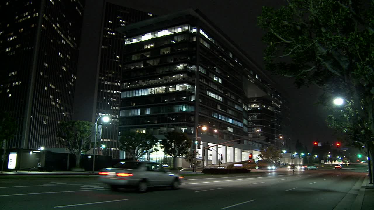 una calle del centro de los angeles en la noche 1