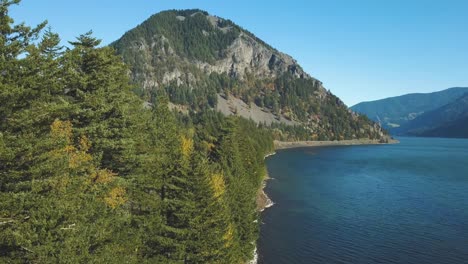 Impresionante-Vista-Aérea-De-4k-Del-Río-Columbia-En-Oregon---Washington-Y-Del-&quot;parque-Del-Valle-De-La-Casa&quot;-En-Otoño-Con-árboles-Coloridos---4k---Carretera-Del-Río-Columbia