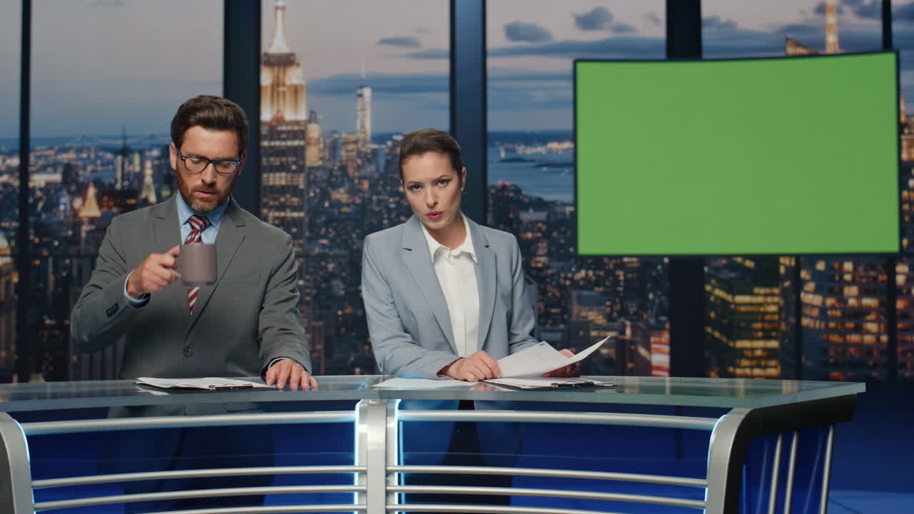 녹색 스크린 뉴스를 방송하는 뉴스 캐스터, 늦은 스튜디오 클로즈업, 커 이야기