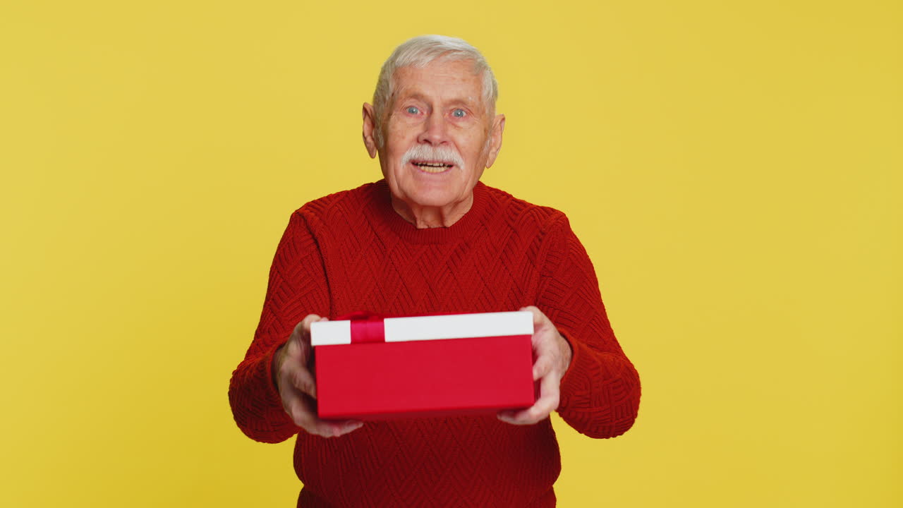 웃는 노인이 생일 선물을 선물하는 선물 상자 손을 펴고 프로모션 할인 판매