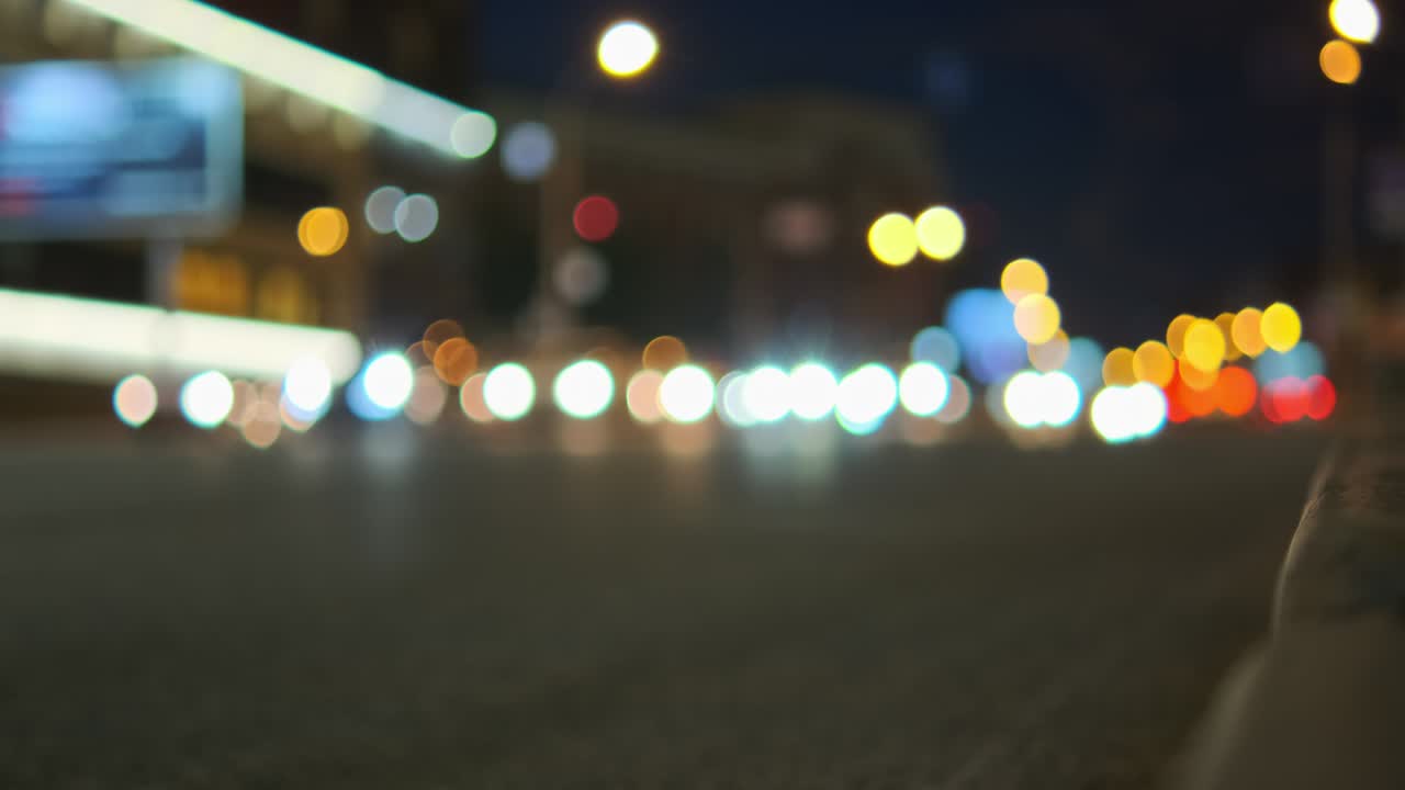 vista borrosa de la calle de la ciudad con autos de conducción por la noche