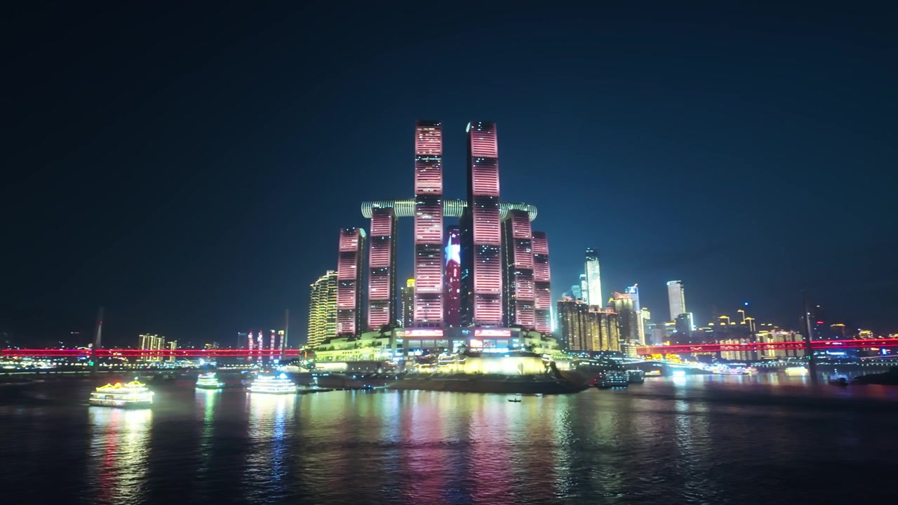 Tổ hợp Raffles City Trùng Khánh vào ban đêm tại Trùng Khánh, Trung Quốc. - Cảnh quay rộng.