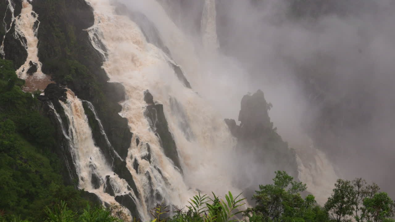 inundación de la cascada de la temporada húmeda en barron falls en el extremo norte de queensland, australia
