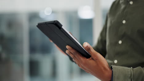 tabletas, manos y correo electrónico de personas de negocios en la oficina
