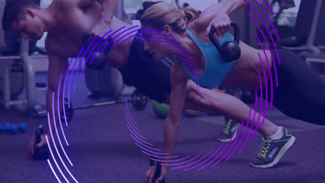 animación de una espiral de línea púrpura girando sobre un hombre y una mujer haciendo ejercicio en el gimnasio