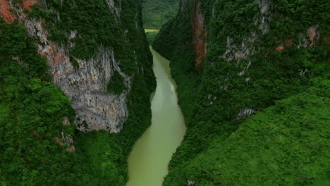 There&#039;s beauty all over, from the river to the sky
