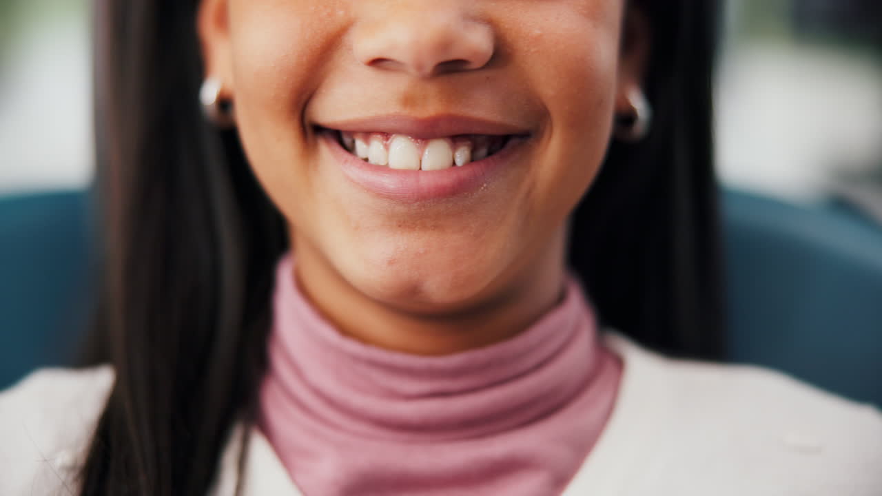 Ragazza sorridente dal dentista