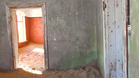 La-Arena-Llena-Un-Edificio-Abandonado-En-La-Ciudad-Fantasma-De-La-Minería-De-Gemas-De-Kolmanskop,-Namibia-4