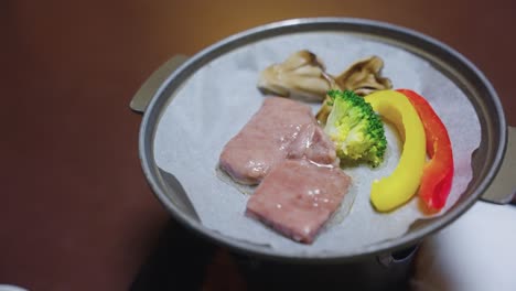 일본 와기우 고기는 자신의 지방으로 요리합니다.