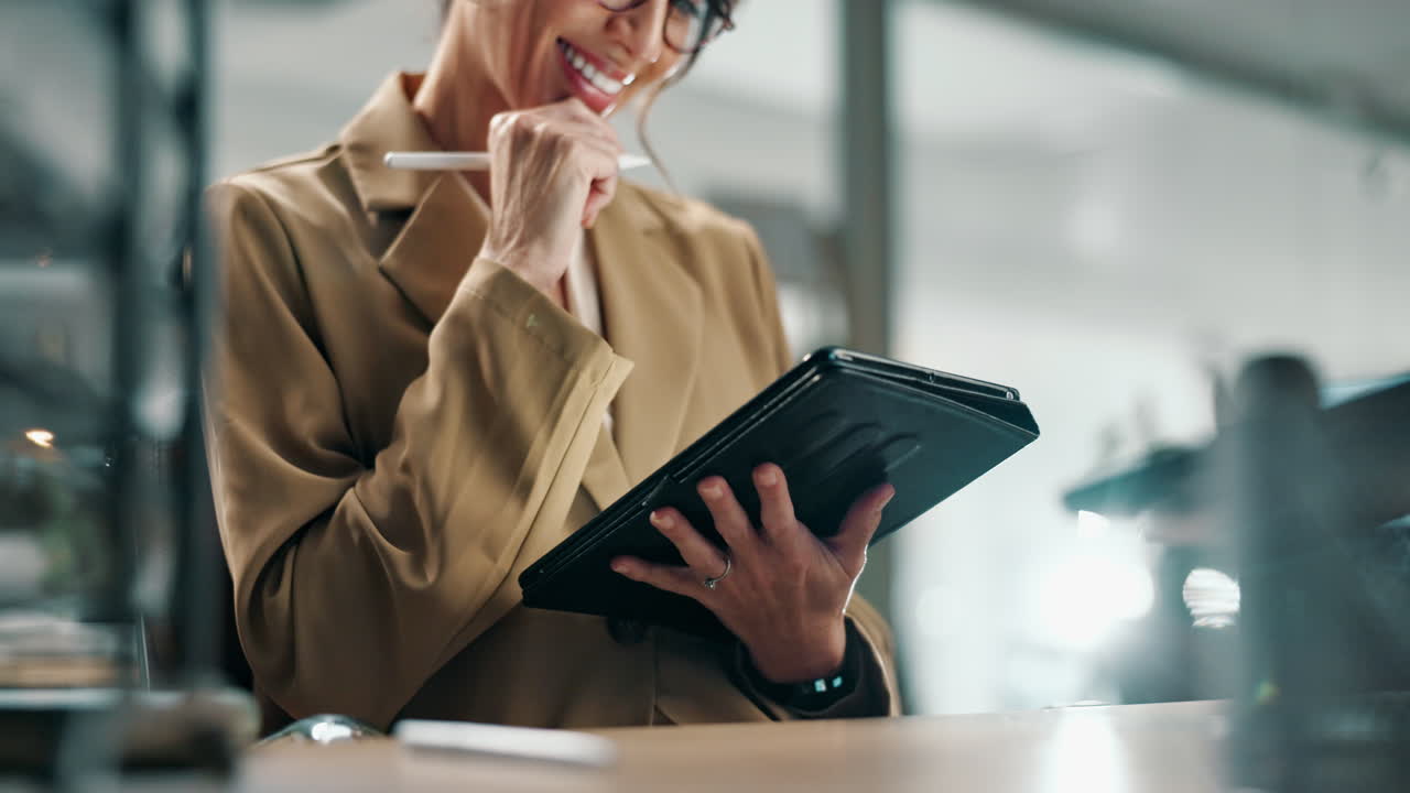 mujer de negocios usando tableta en la oficina