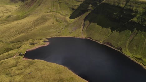 Llyn-Y-Fan-Fach-Brecon-Beacons-Rural-Gales-Montaña-Valle-Campo-Lago-Desierto-Aéreo-Inclinar-Hacia-Arriba-Muñequita-Izquierda