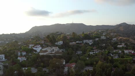 Antena,-Paisaje-Y-Cartel-De-Hollywood-En-Las-Montañas,-Vista-De-Drones