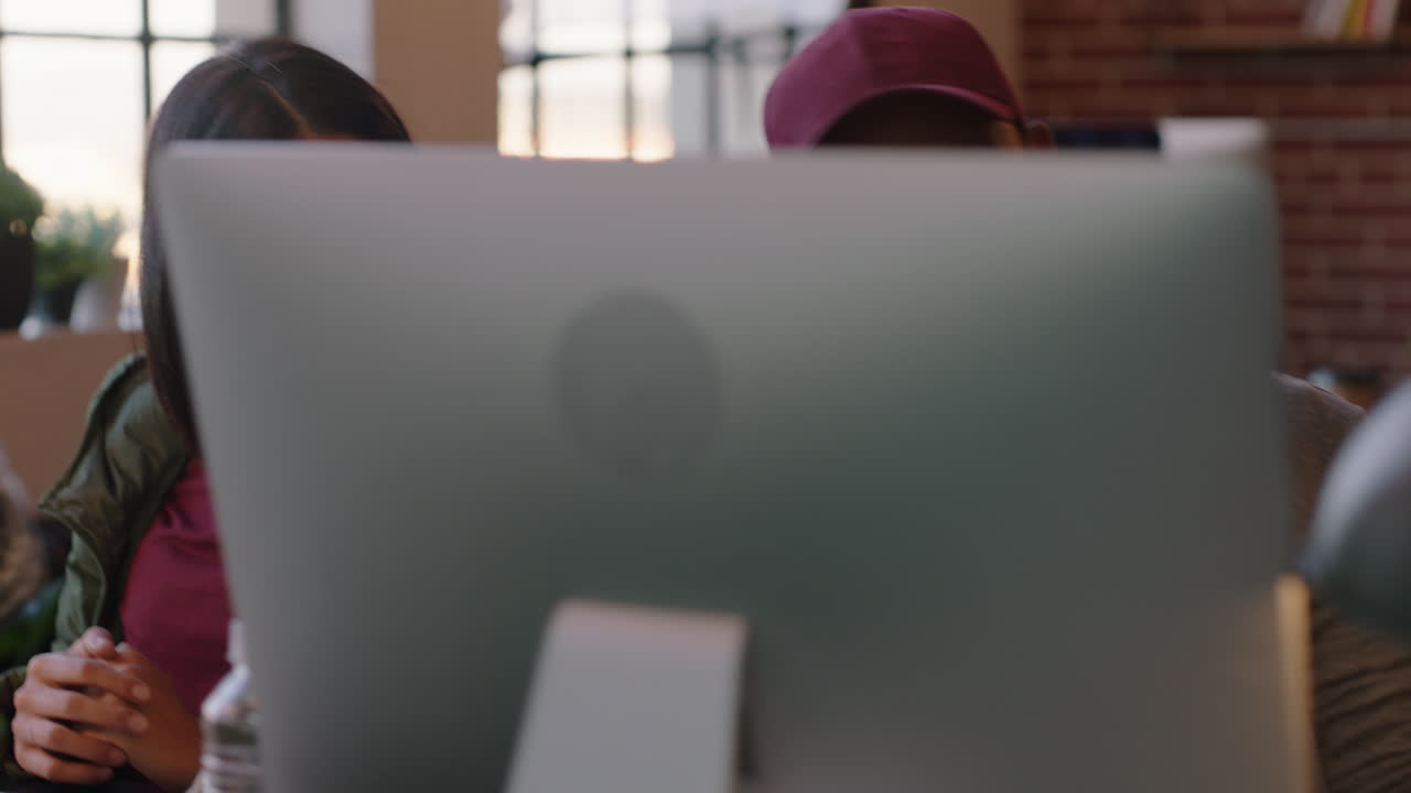 행복한 비즈니스 그룹 사무실에서 휴식을 취하고 점심 휴식 친구들이 건강한 간식을 나누고 임신한 동료가 현대 스타트업 사무실 작업장에서 지원을 받고 있습니다.