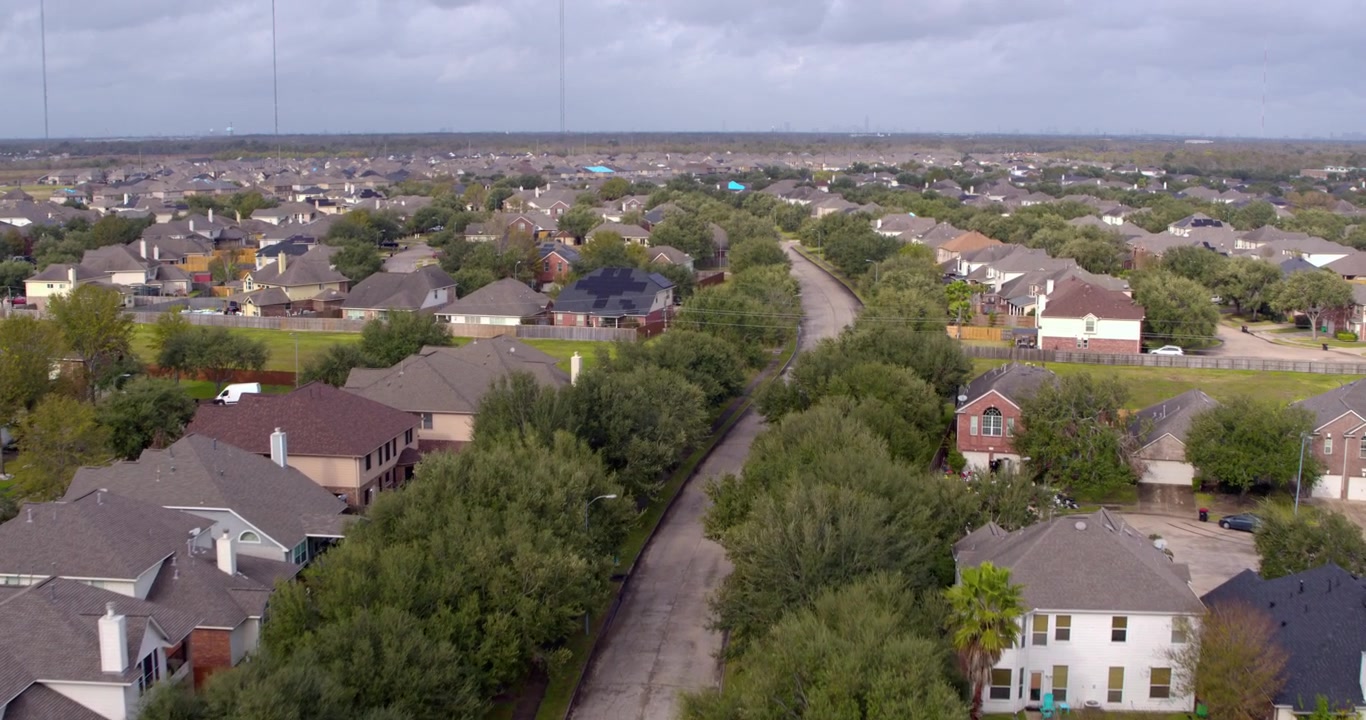 Pemandangan udara lingkungan pinggiran kota di Missouri City, Texas pada hari yang cerah namun berawan