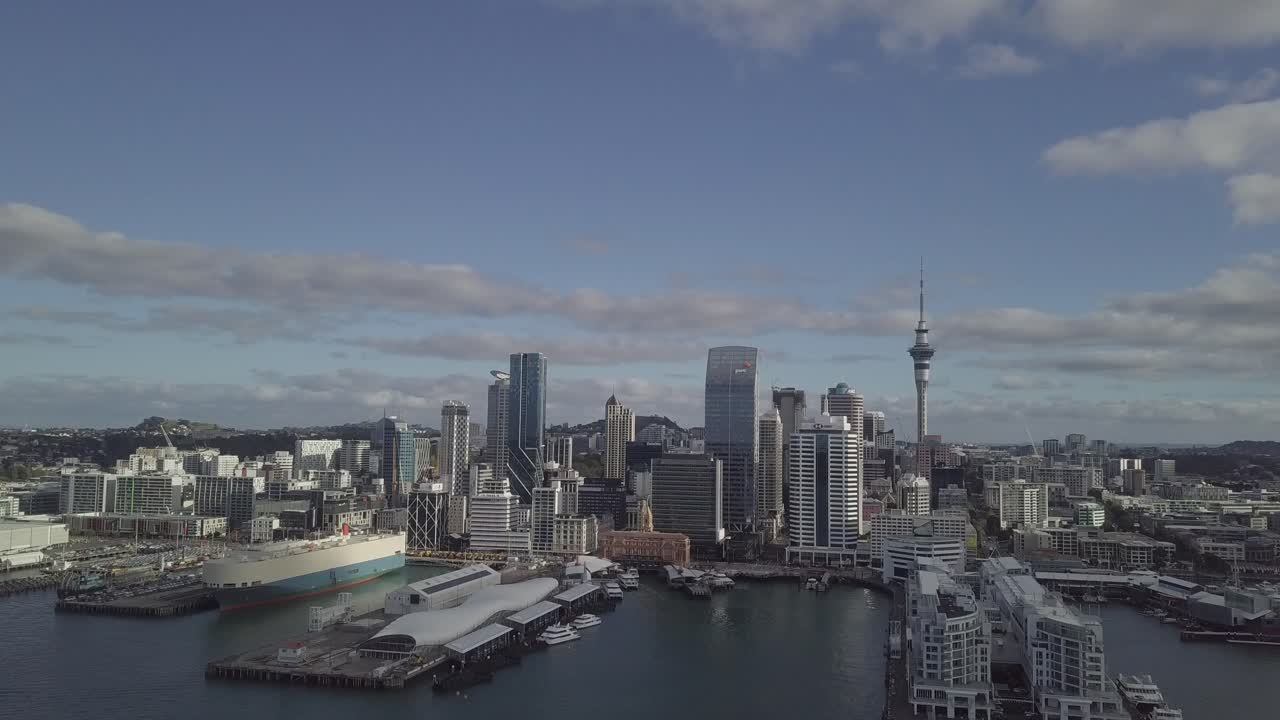 cbd 오클랜드와 부두 및 크루즈를 보여주는 왼쪽에서 오른쪽으로 비행하는 드론