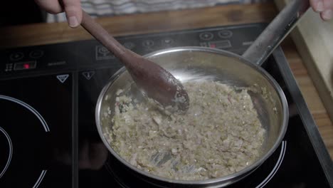 café de parís mantequilla cocinada en una sartén, salsa perfecta para las carnes