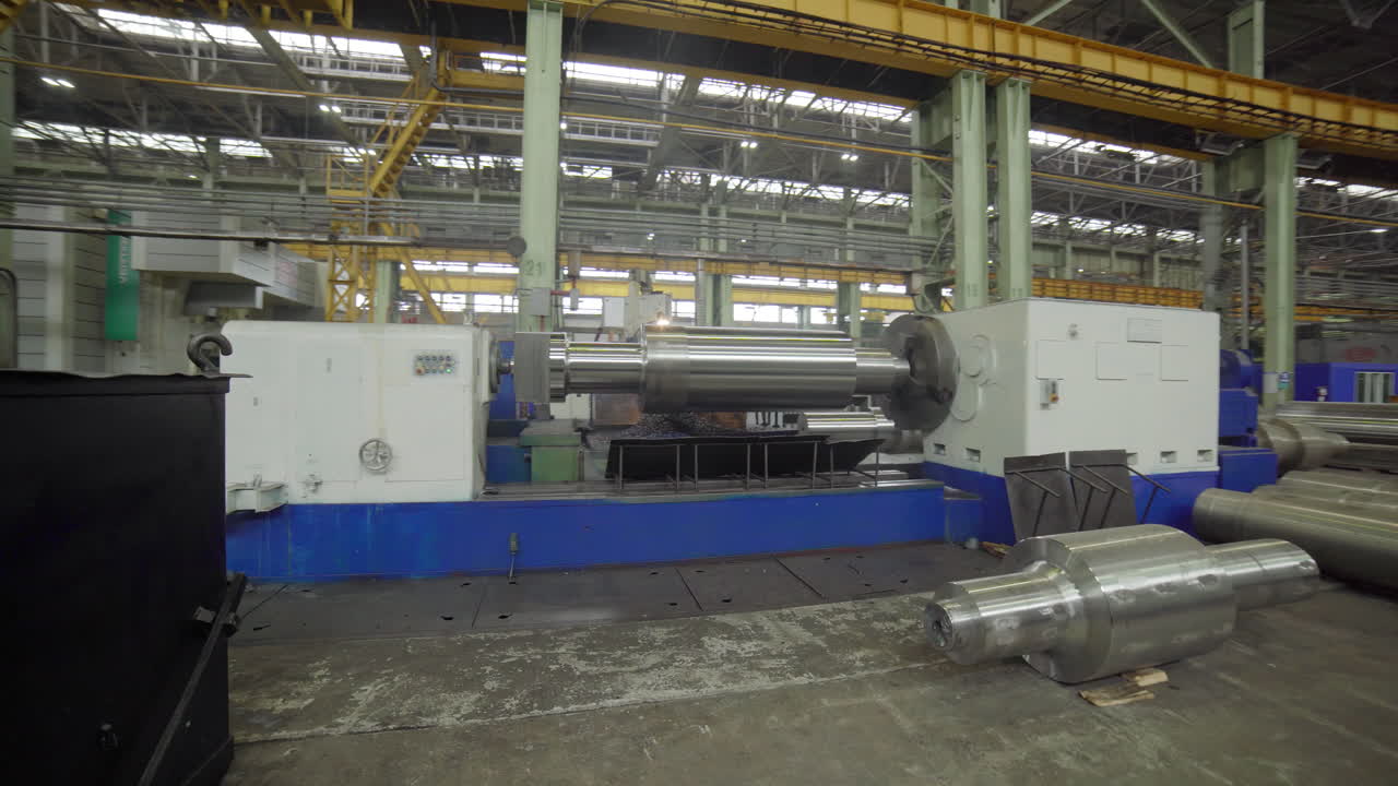 gran máquina de torno industrial en una fábrica