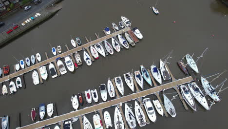 vista aérea de pájaro de veleros y lanchas motoras amarradas en los muelles del puerto deportivo y puerto de kinsale, república o irlanda, disparo de drones