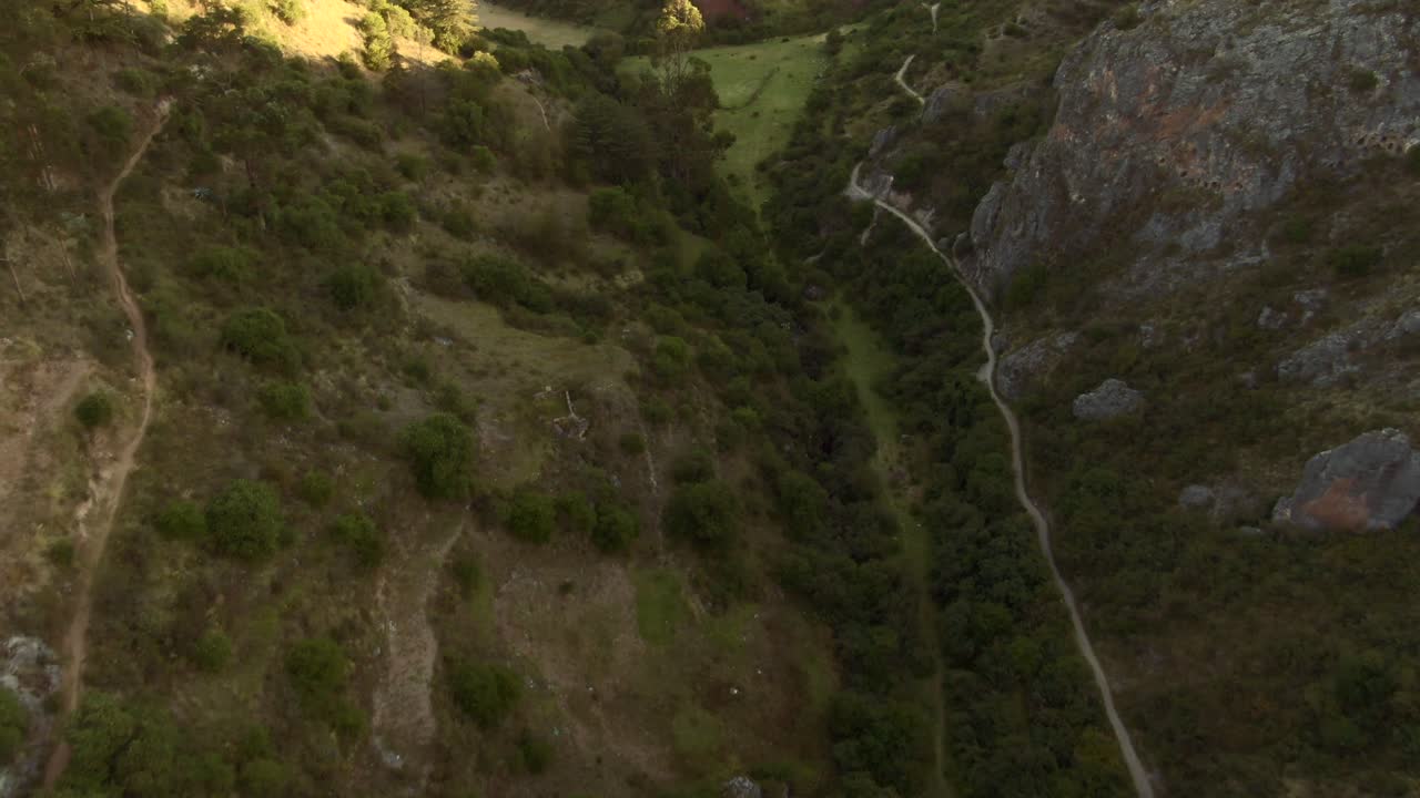 cusco, perú - un sendero que guía hacia el sitio de inkilltambo - drone volando hacia adelante