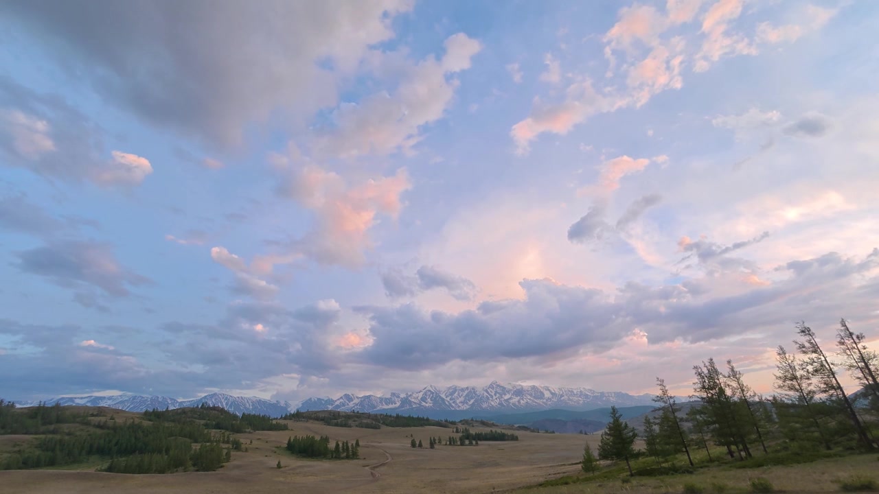 Time lapse di nuvole che si muovono sulle montagne dell'Altai e una vasta valle nella Repubblica dell'Altai, Russia