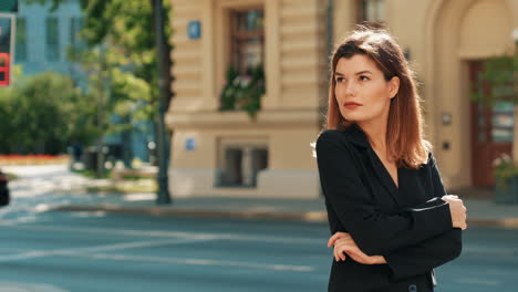 mujer elegante en un paisaje urbano