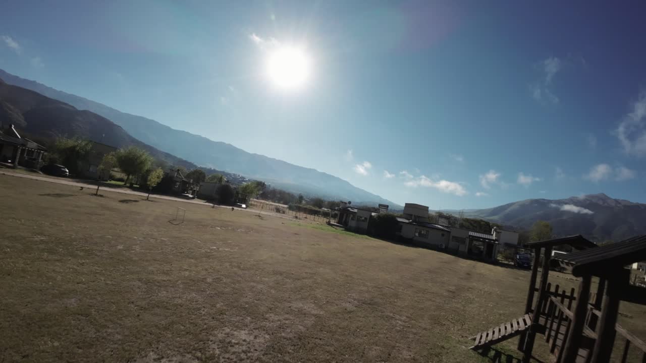 현대적인 휴양 임대 오두막 단지의 fpv 드론 뷰